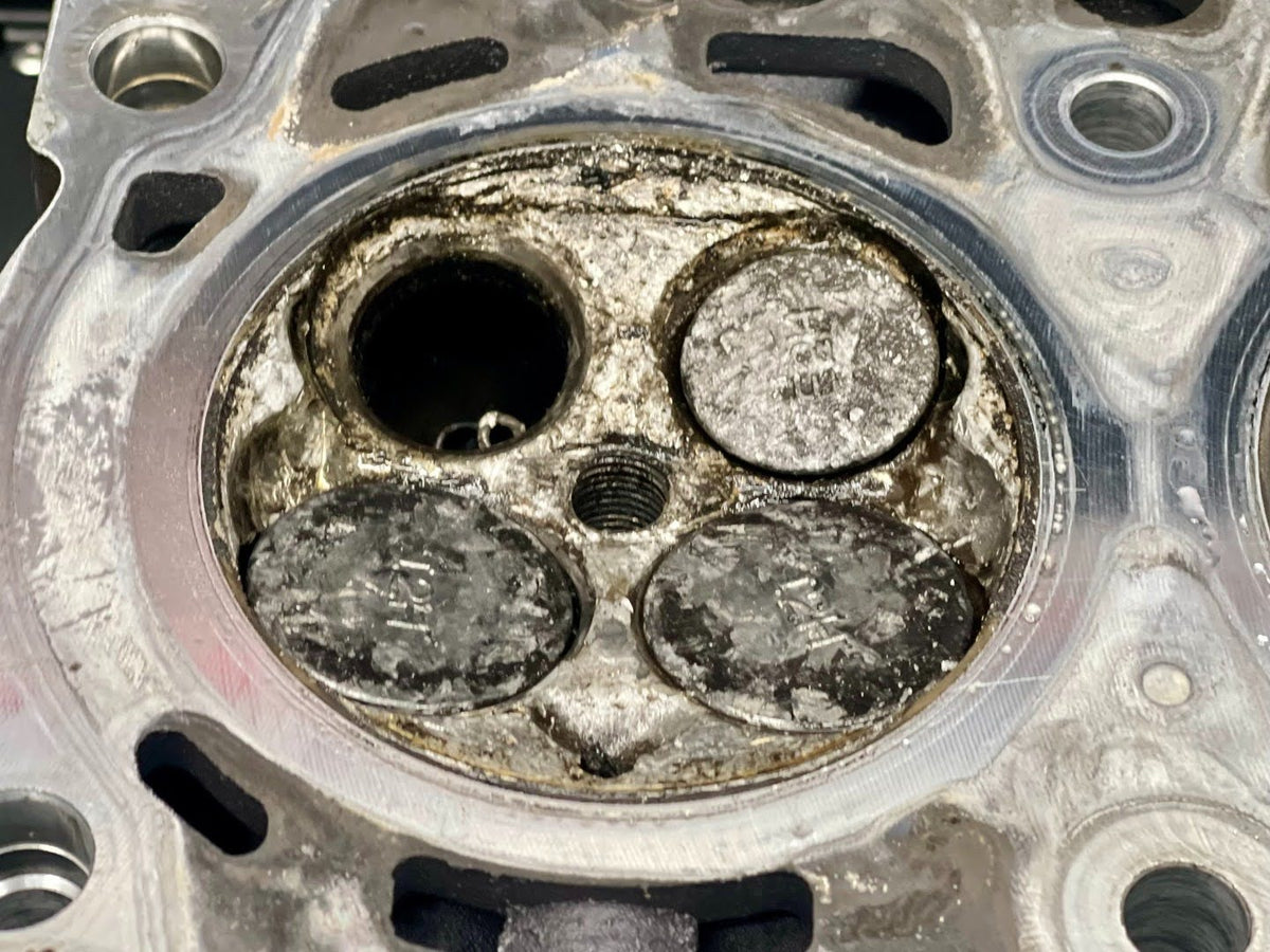 Cylinder head combustion chamber with a valve missing after a valvetrain failure