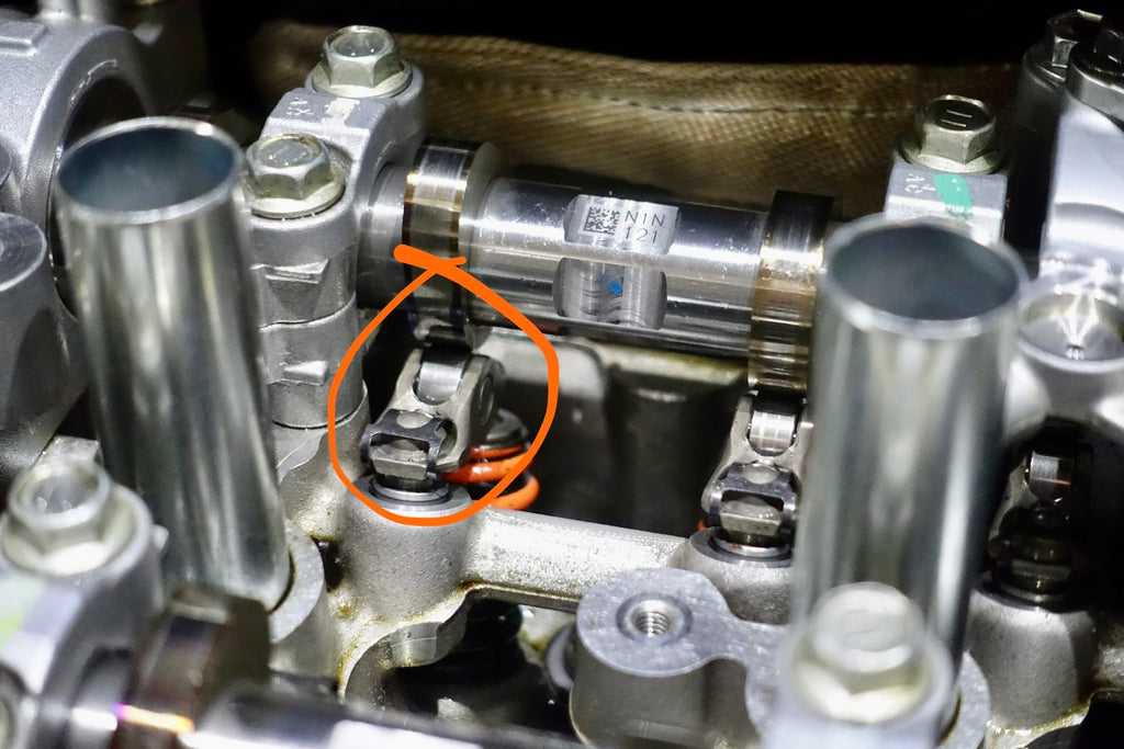 Denstoj rocker retainer fitted in a Toyota G16E-GTS cylinder head, circled in orange