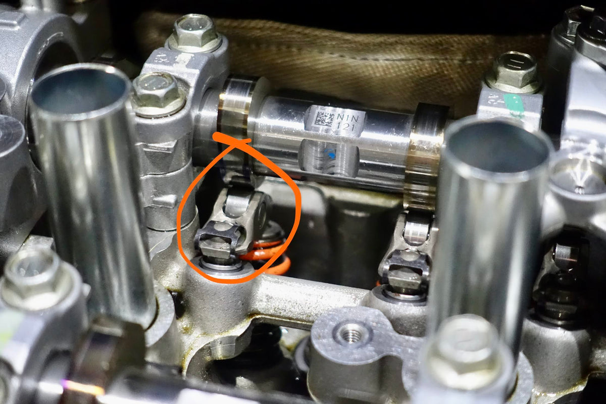 Denstoj rocker retainer fitted in a Toyota G16E-GTS cylinder head, circled in orange