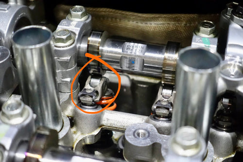 Denstoj rocker retainer fitted in a Toyota G16E-GTS cylinder head, circled in orange