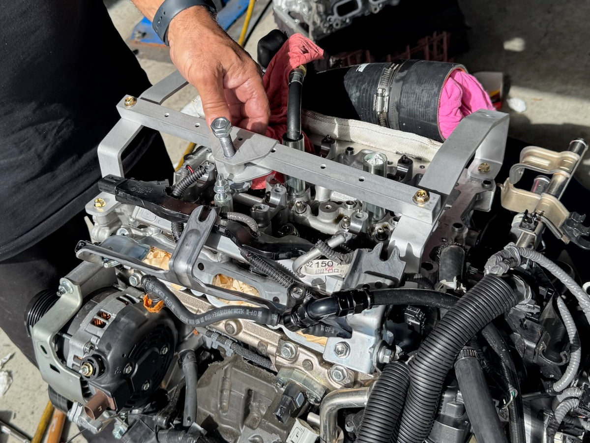 Outil de compression de ressort de soupape sur véhicule Denstoj pour moteur Toyota G16E-GTS (GR Yaris et GR Corolla)